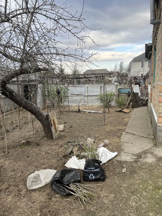 Продам будинок 1/3  зі землею