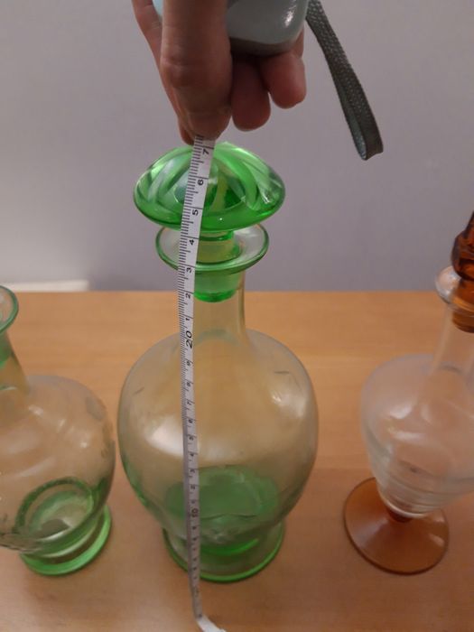 4 garrafas de vidro colorido, antigas e lavradas