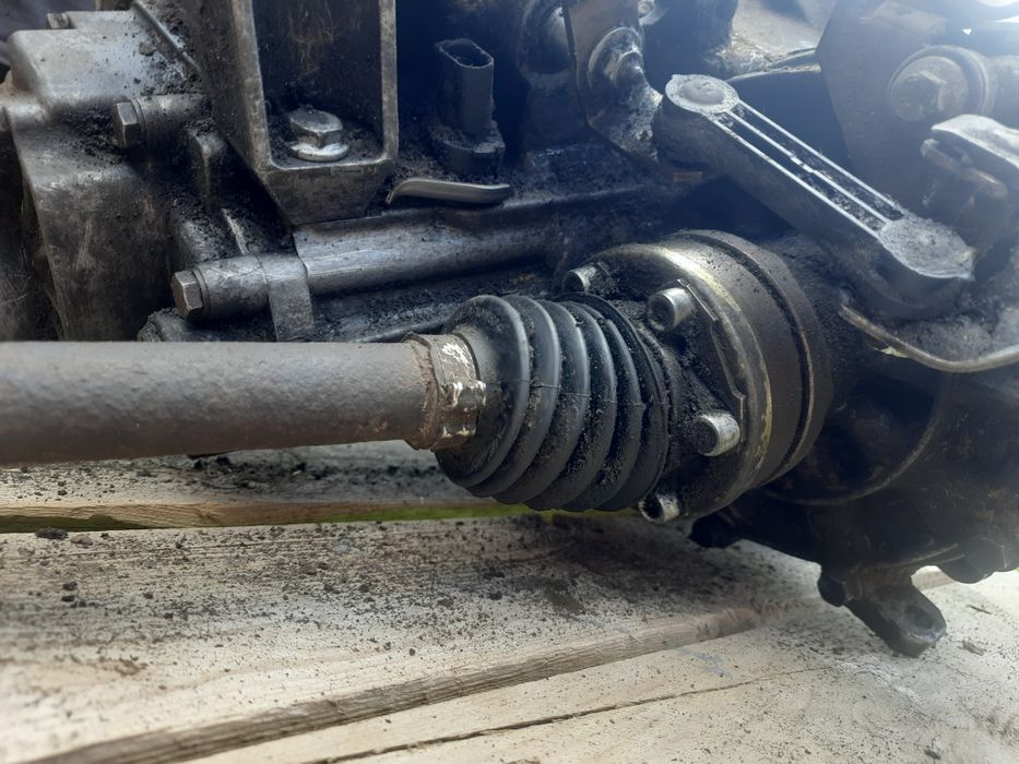 МКПП коробка передач 5-ступка VW Caddy Golf Bora Skoda AUDI 02K301107J