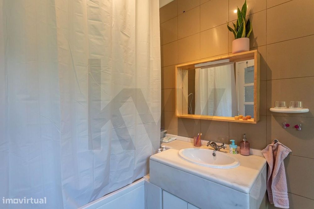 Apartamento T3 com sótão e terraço de utilização exclusiva - Av. de Ma