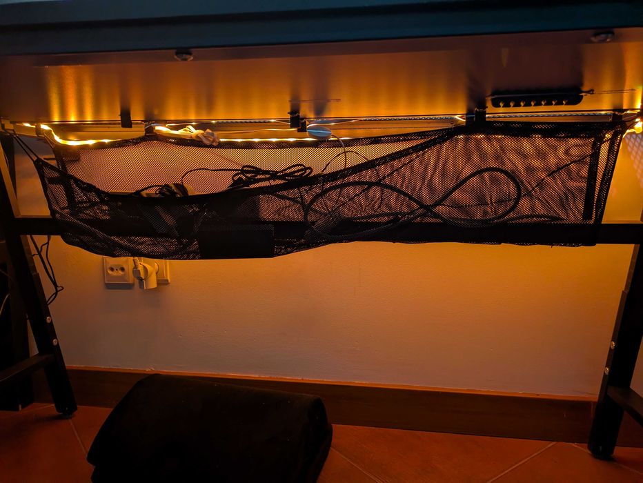 Black office table (UTESPELARE) + Acessórios