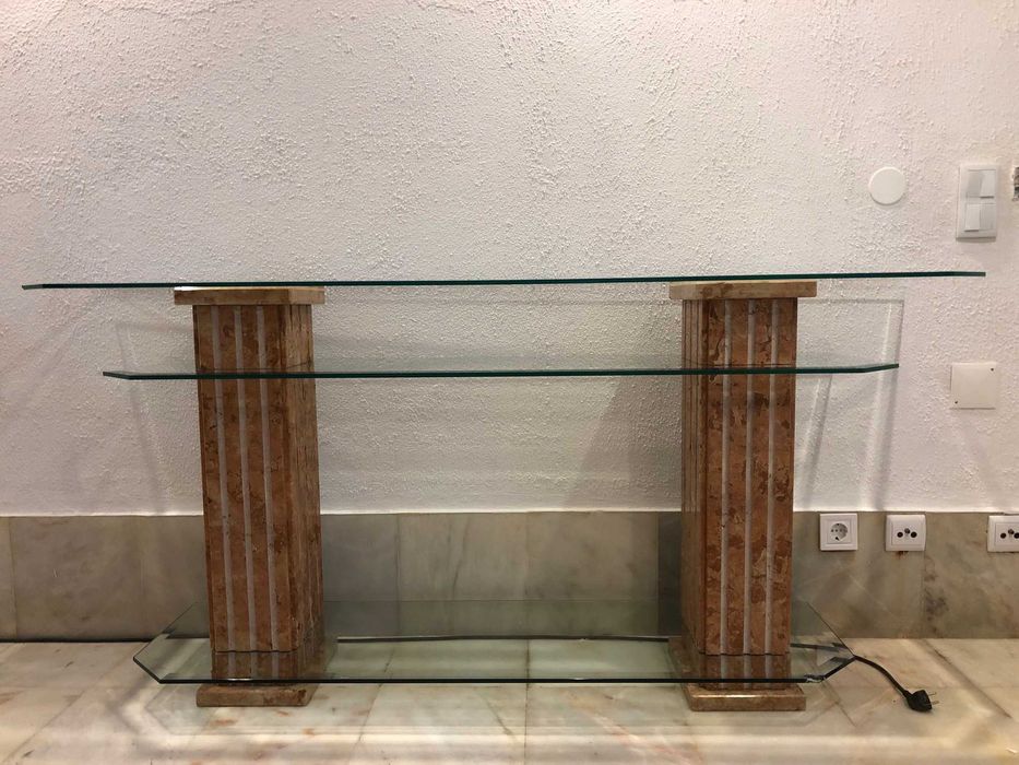 Estante em mármore com prateleiras em vidro