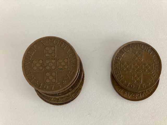 Lote de 46 moedas de Portugal, de 1 escudo, em bronze (de 1969 a 1979)