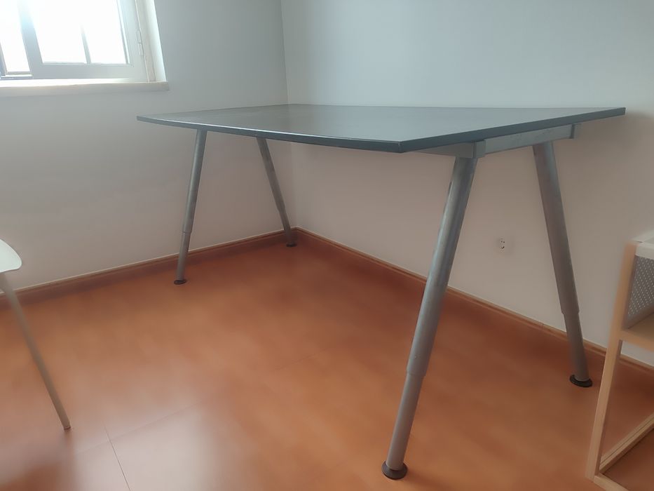 Secretária regulável em altura