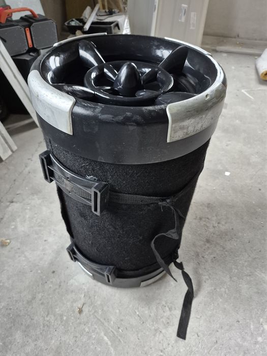 Автомобільний сабвуфер