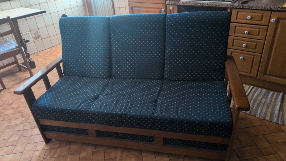 Conjunto Sala de Jantar em Madeira - Mesa + 6 Cadeiras + Móvel com Cristaleira + Sofá
