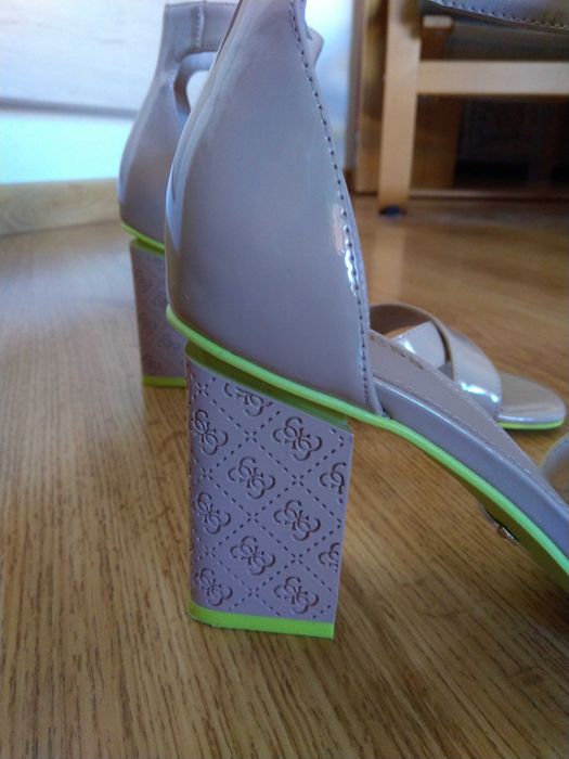 Sandálias Guess Novas