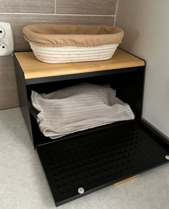 Duży chlebak metalowy czarny z deską bambusową