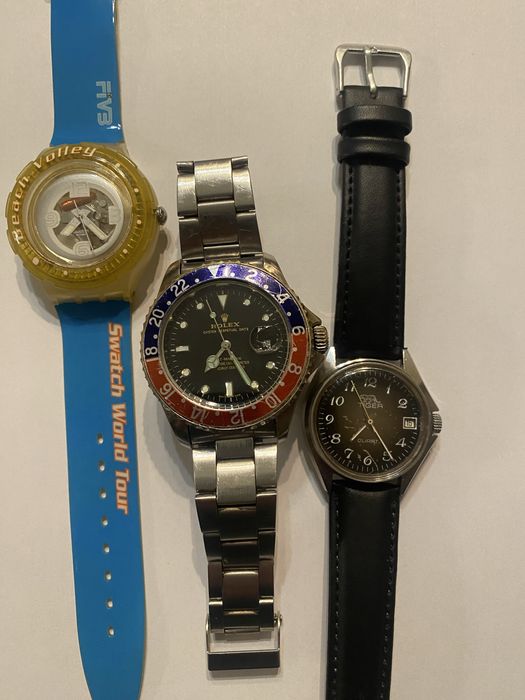Três  relógios de pulso.