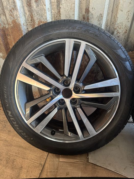 Диски Audi R20 Q3, Q5, A4, A6, A7 з літніми шинами