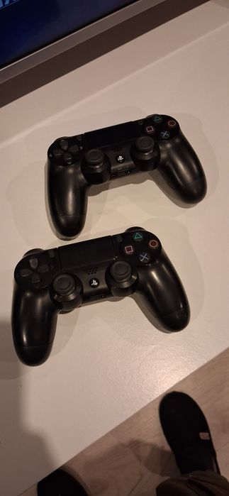 Ps4 slim, 2 pady gry na konsoli