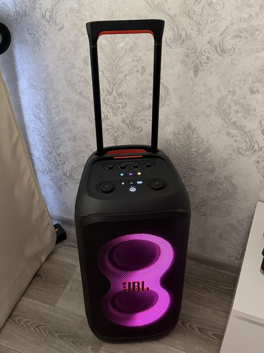 JBL Partybox 320 ,состояние новой , на гарантии.