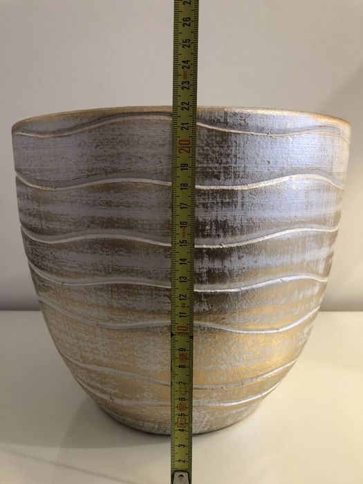 Pote em tons dourados, novo.