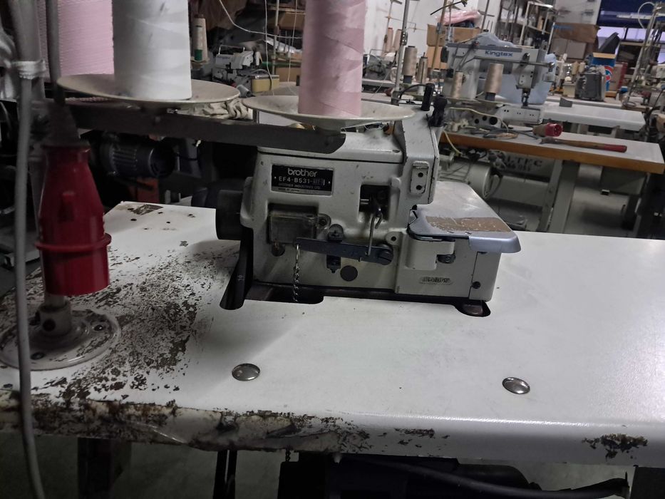 Máquina corte e cose Brother