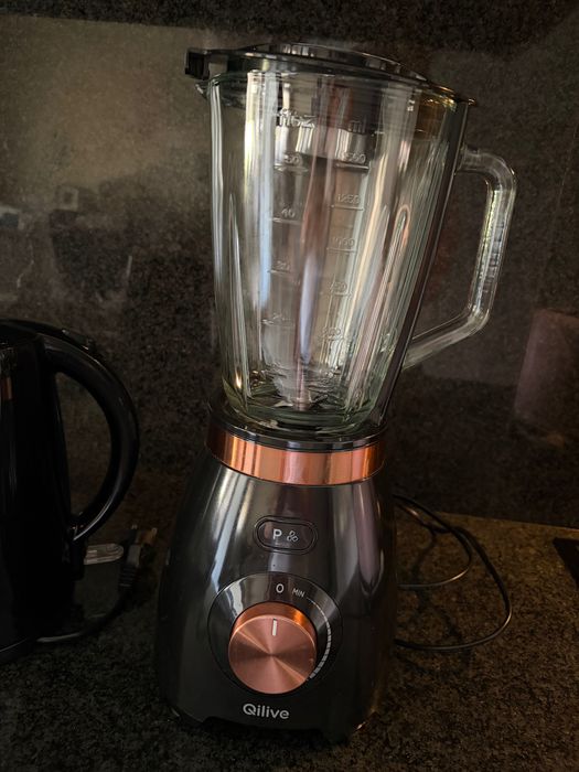 Liquidificador e jarro elétrico