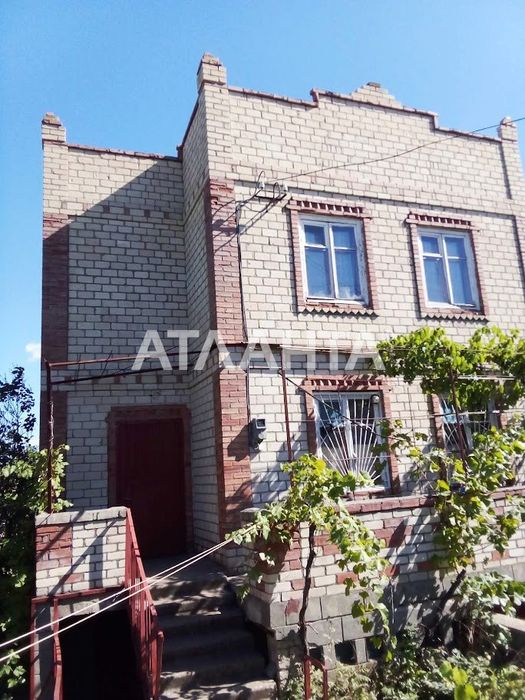 Добротный зимний дом-дача в Христиновке.