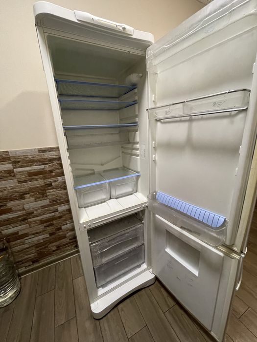 Холодильник INDESIT C138G, б/у в хорошем рабочем состоянии
