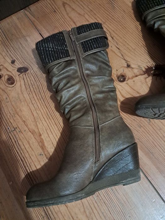 Brązowe skórzane kozaki na koturnie Clara Barson