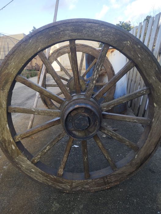 Duas rodas de carroça antiga.