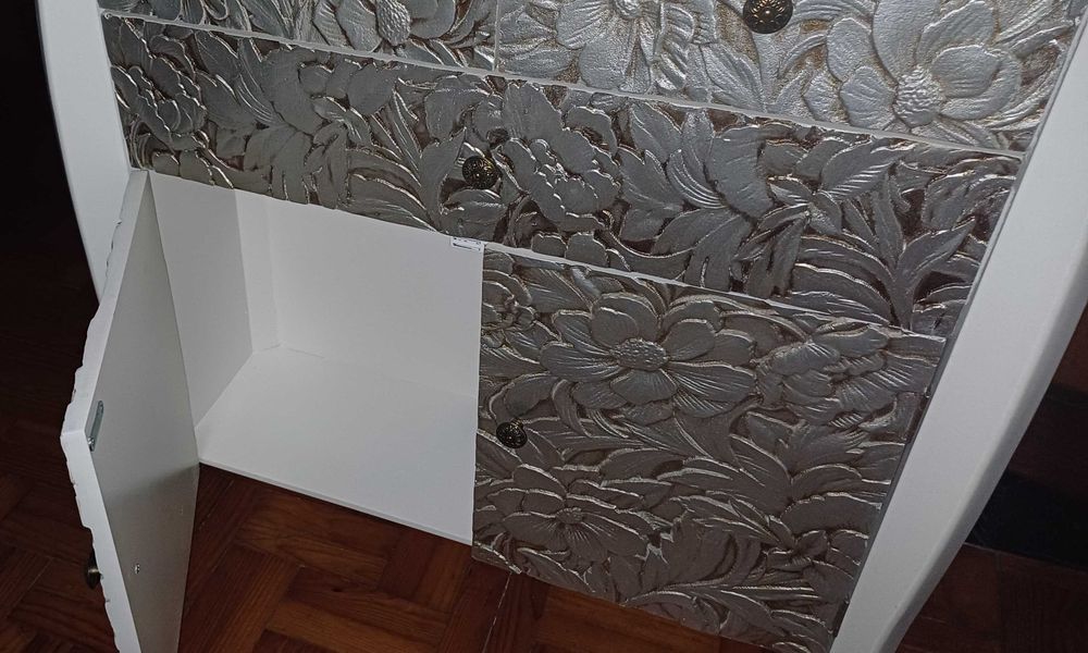 Cômoda Laqueada Branca com Detalhes em Relevo Prateado e Dourado