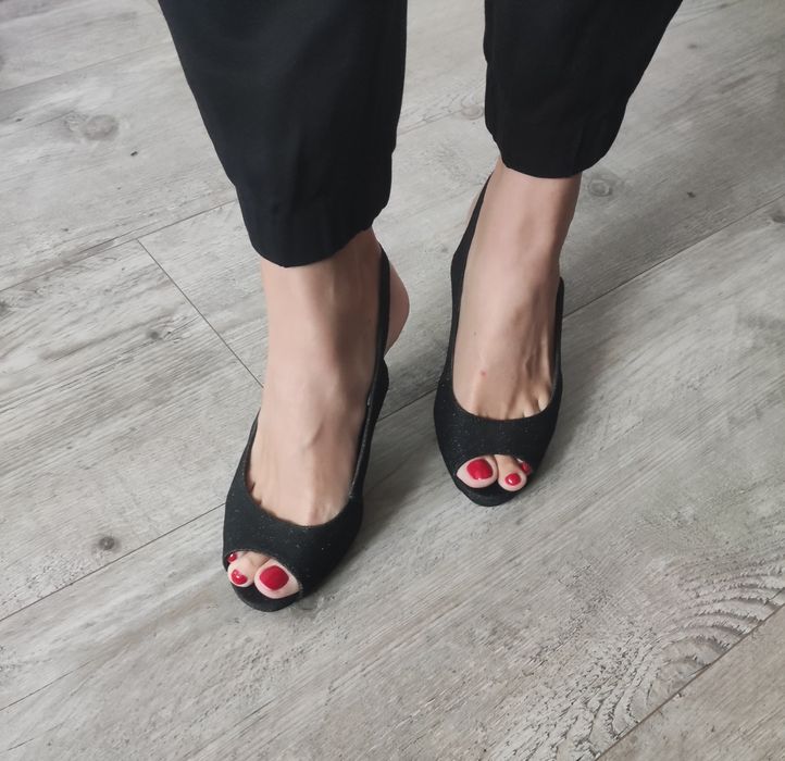 Seksowne szpilki 38 sandałki z połyskiem WideFit