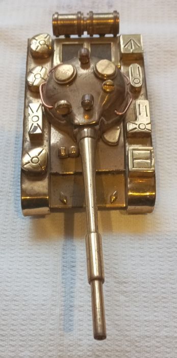 Коллекция- винтаж: сувенирная модель танк