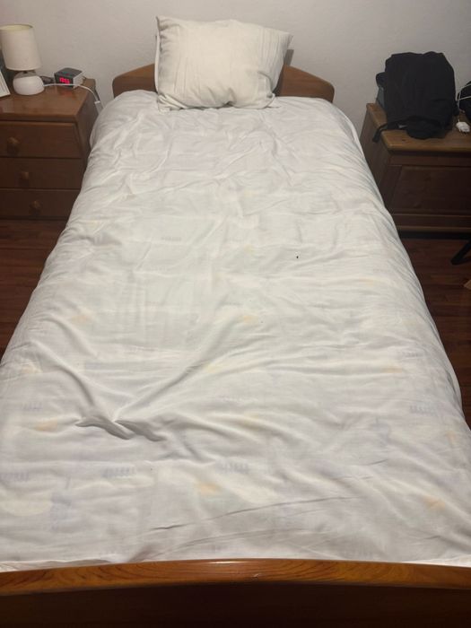Mobília de quarto de madeira maciça em bom estado