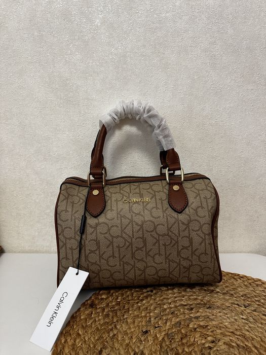 Сумка Calvin Klein CK barrel E7090