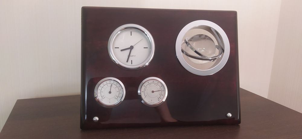 Годинник з термометром і гігрометром