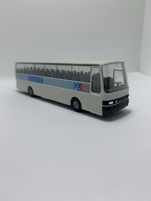 Setra S 215 HD da Herpa escala 1/87