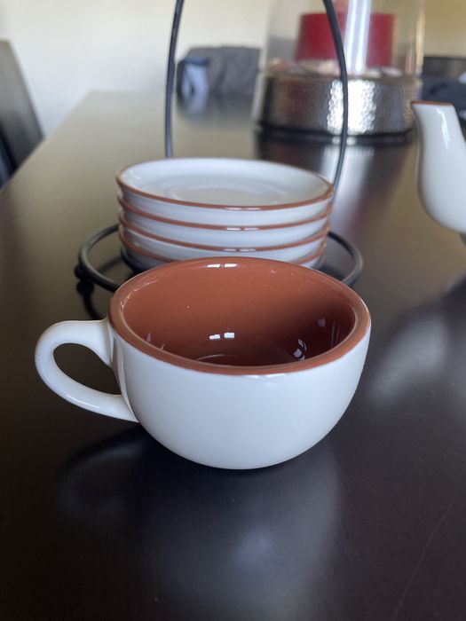 Conjunto de café (chávenas, pratos e bule)