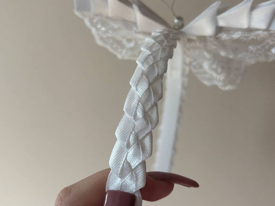Rękodzieło w technice kanzashi – elegancka biała opaska do włosów