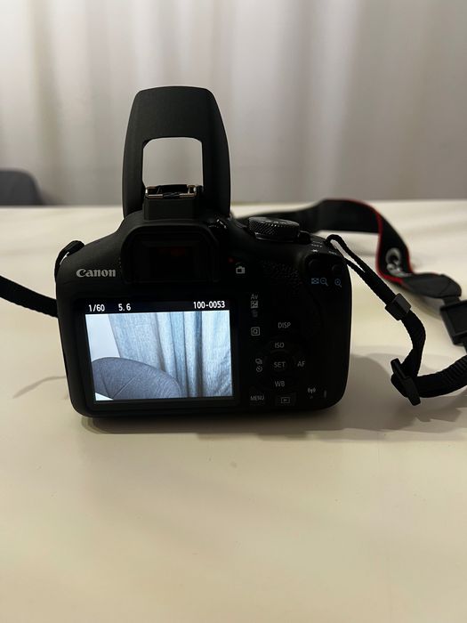 Canon EOS 2000D com objetiva, cartão de memória e mala de transporte