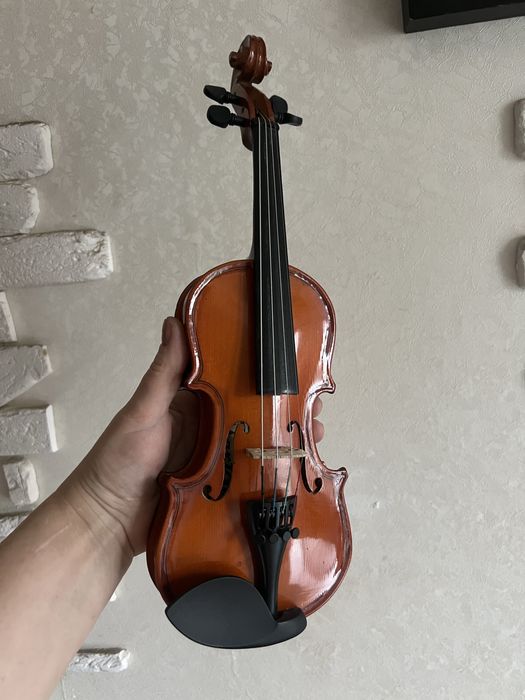 На подарок ребенку самая маленькая  скрипка 1/32