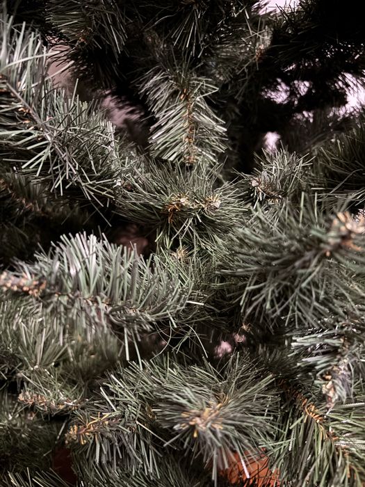 Штучна ялинка разом з підставкою