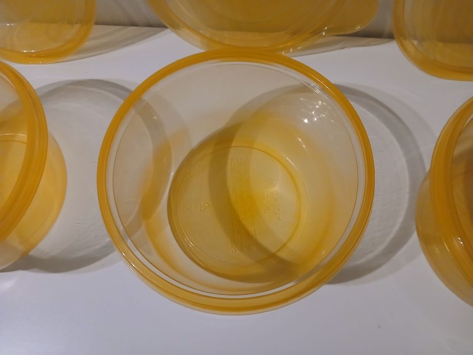 Três caixas plásticas para alimentos