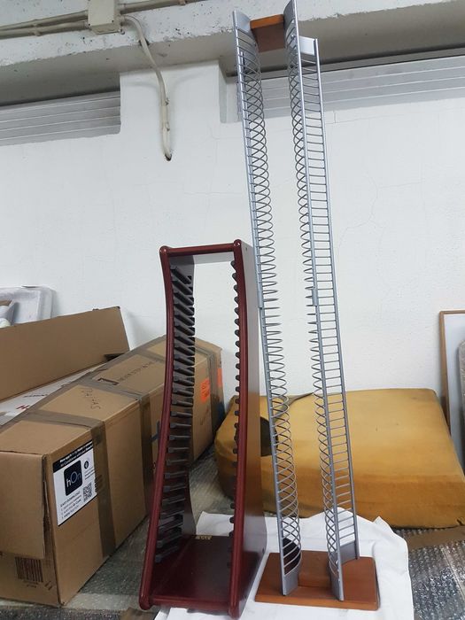 1 suporte para CD's em  metal - 5 euros