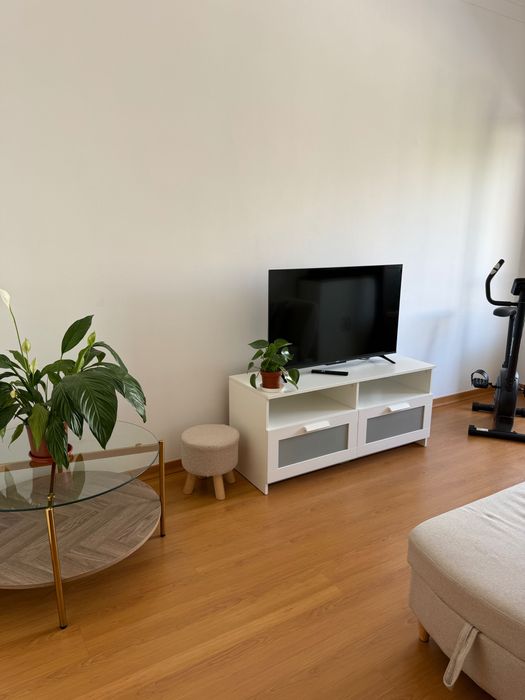 Quarto Privado e Luminoso em Benfica | Apenas Mulheres (Curta Duração)