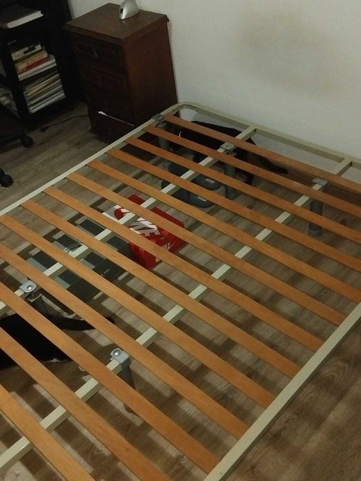 Estrado de casal/cama (140x185 cm) + Colchão (Oferta)