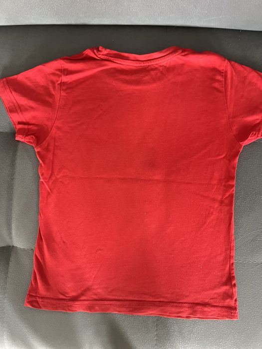 Primark czerwony bawełniany t-shirt z piłką r, 5/6 lat