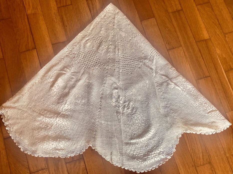 Toalha Crochê Redonda 120cm c/ Pavões