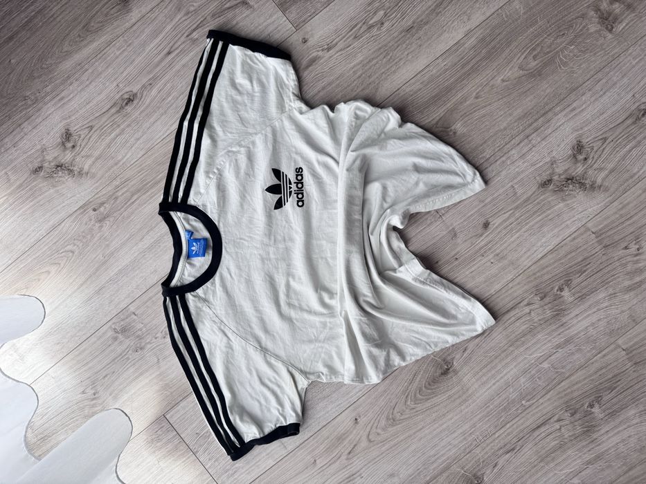 Оригінальна футболка Adidas на лампасах