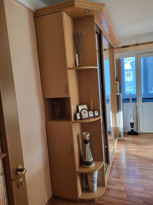 Шкаф для верхней одежды,  обуви  и шкаф-купе в хорошем состоянии