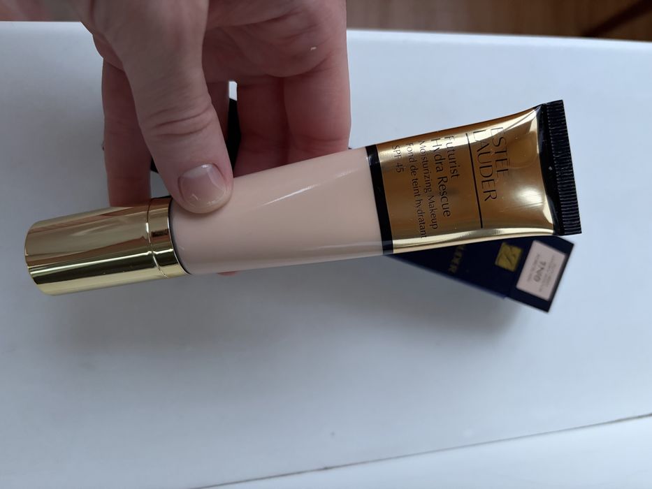 Тональний крем відомого бренду Estee Lauder
