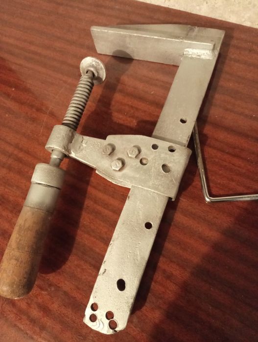 Затискач струпцина.