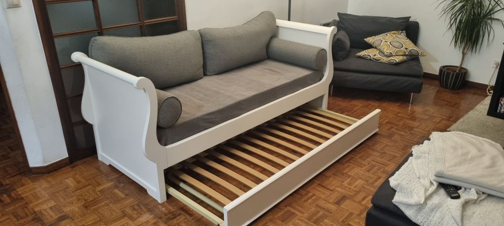 Cama/sofa com pouco uso madeira maciça vendo com um colchão e conjunto de almofadas. Faz cama de casal.