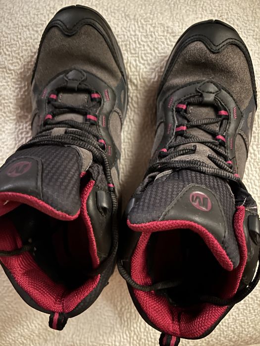 Vende-se botas Merrel em bom estado com pouco uso e estando arrumadas