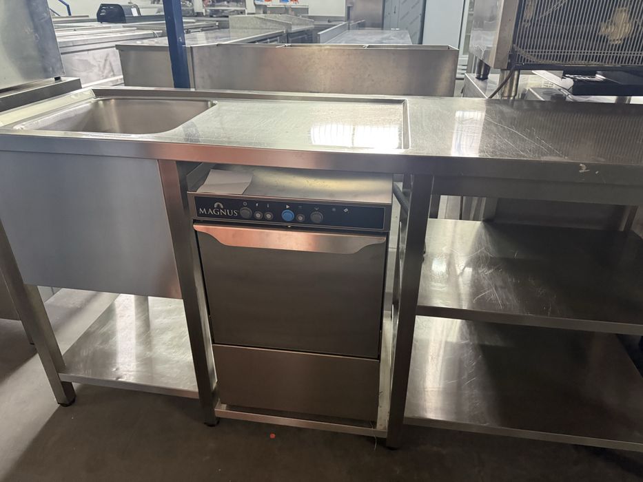 Bancada com pio á esquerda e local para maquina de lavar copos