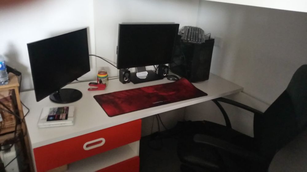 Beliche com secretária e roupeiro para quarto..