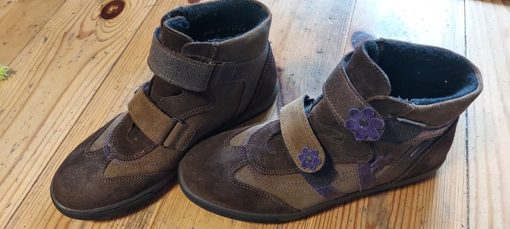 Продам шкіряні утеплені флісом нові черевики на дівчинку 35р